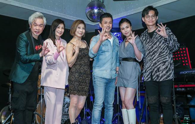 康康（左起）、黄嘉千、郎祖筠、小虎、林芯仪和卓义峰今出席「EZ5 30传奇演唱会」记者会。（粘耿豪摄）