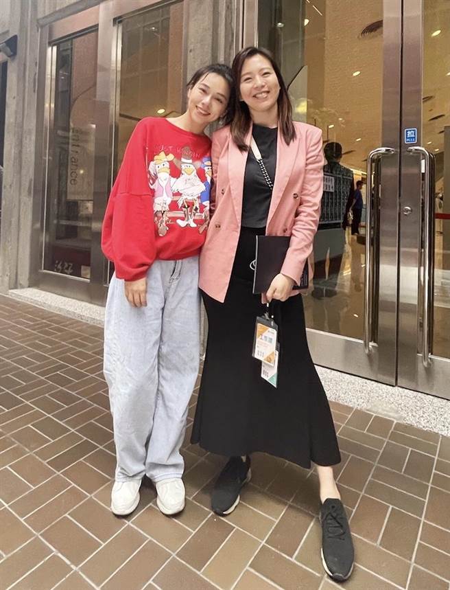 刘品言力挺好姐妹夏于乔主演的舞台剧。（故事工厂提供）