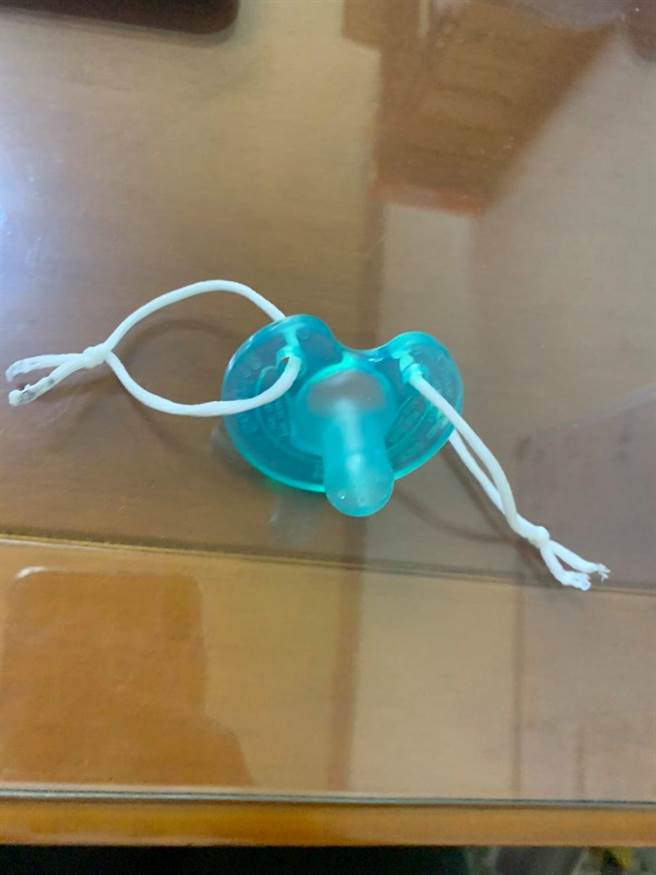 托嬰中心自製「奶嘴口罩」，將其塞入哭鬧的嬰兒嘴裡。(圖取自爆料公社公開版)