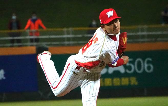 味全龙新秀徐若熙今天先发出战统一狮首度投满5局。（毛琬婷摄）