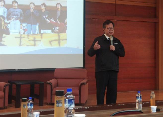 桃园市长郑文灿今天到铭传大学龟山校区出席，名人座谈「灿哥的心路歷程」。（赖佑维摄）