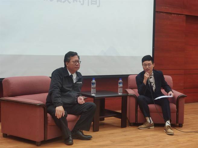 桃园市长郑文灿（左）今天到铭传大学龟山校区出席，名人座谈「灿哥的心路歷程」。（赖佑维摄）