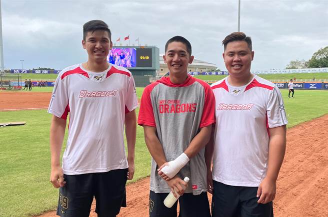 吕伟晟（左起）、朱祥麟、林政贤「回家」比赛。（毛琬婷摄）