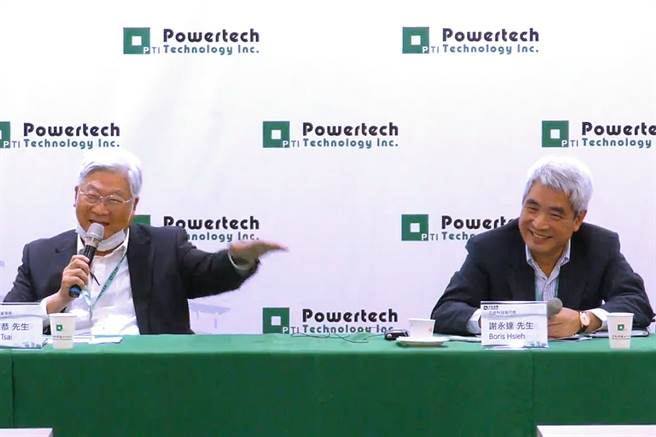 封测厂力成27日召开法说，左为董事长蔡笃恭、右为执行长谢永达。（翻摄直播画面）