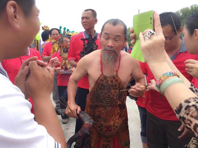 车城福南宫住持蔡波（中）海边发现遗体，5个月前同地点他寻获「九齿人头」（图／翻摄车城福南宫粉专）