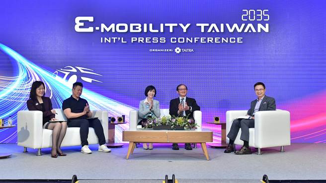 外貿協會今辦理移動展展前記者會，邀請指標業者進行對談，右起為外貿協會董事長黃志芳、mTARC主委胡竹生、台達品牌長郭珊珊、鴻海及MIH聯盟技術長魏國章、時代基金會執行長趙如媛。(圖：貿協提供)