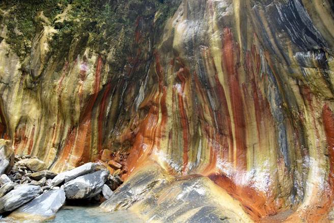 哈尤溪因七彩岩壁闻名，但近来却因旅游品质屡屡引爆争议。(本报资料照片)