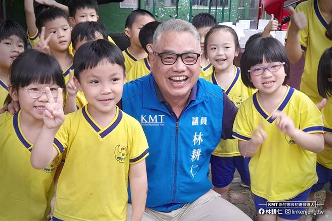 (中)新竹市資深議員林耕仁力拚角逐新竹市長大位，卯足全力，新竹市街頭看板高掛，隨處可見奮戰2022的決心。(圖:取自林耕仁臉書)