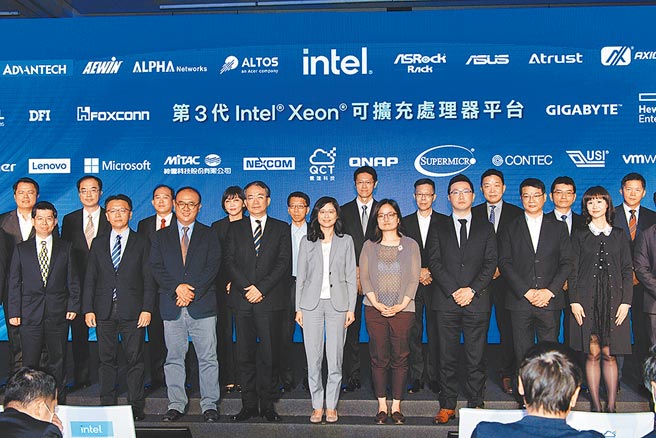 英特尔发表第三代Xeon资料中心处理器「Ice Lake」，英特尔台湾分公司业务暨行销事业群总经理汪佳慧（前排中）与合作伙伴合影。图／王德为