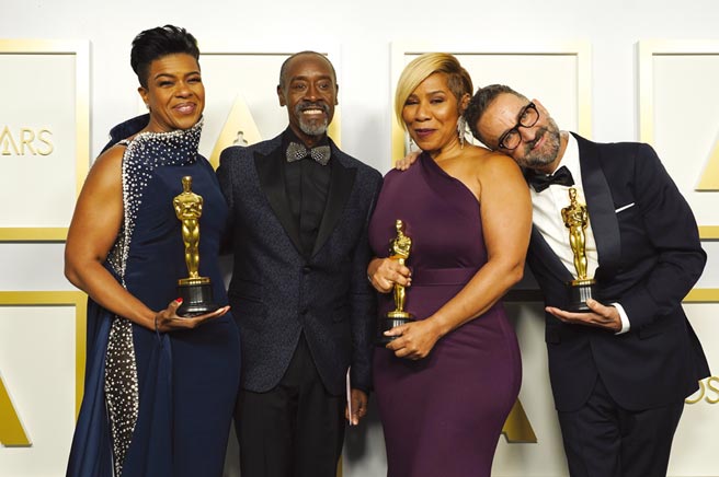 网飞原创电影《蓝调天后》拿下奥斯卡最佳服装设计与最佳化妆与髮型设计两项大奖。图／美联社