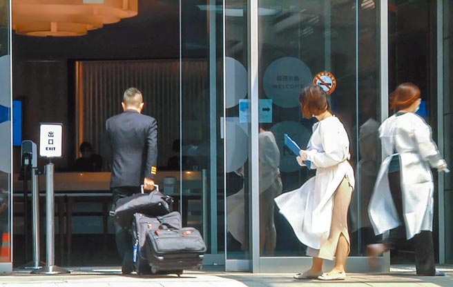 桃醫醫護人員27日起進駐華航園區，進行「採檢、抽血、施打疫苗」3個步驟。圖為華航機師走進防疫旅館。（陳麒全攝）