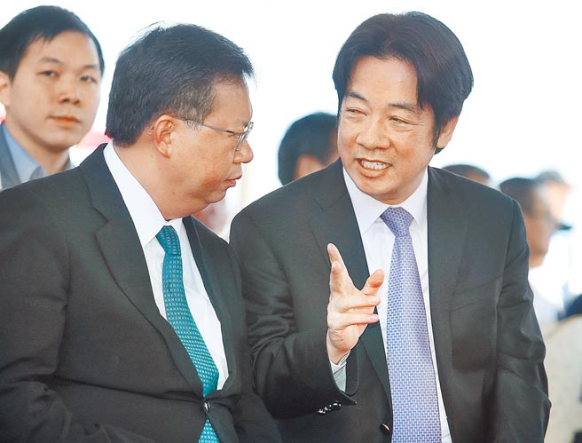 桃园市长郑文灿（左）与副总统赖清德前天同框出席台北市松山慈惠堂法会，郑的动作被解读是布局2022台北市长，对此郑文灿回应「一个团队、一个目标」。（本报资料照片）