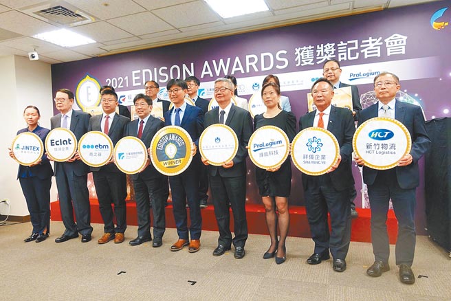 立院明（28）日将力拚《货物税条例》修法前夕，全台车商代垫补助款已衝破20亿元，形成庞大资金压力。图为消费者探寻新车性能与车价。（本报资料照片）