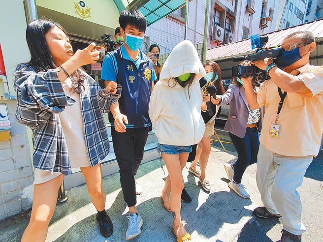 29岁林姓女子（中）25日晚间10时许开车搭载30岁林姓女友人，衝撞警方路检点遭员警连开2枪，坐在副驾驶座的林女遭子弹贯穿胸部伤重不治；警方26日下午带林前往医院协助相验遗体。（叶书宏摄）