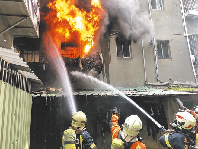 桃園八德區老舊公寓26日清晨大火，警消到場已全面燃燒，緊急入內搶救，但曹姓父子已成焦屍、母命危送醫仍不治，3人皆亡。（翻攝照片／蔡依珍桃園傳真）