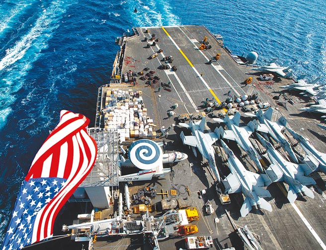 美国与日本官员星期五（4月30日）举行了有关延伸威慑的双边对话。图为正在阿拉伯海进行海上补给的美国海军航空母舰艾森豪号（CVN 69）。（摘自美国海军官网）