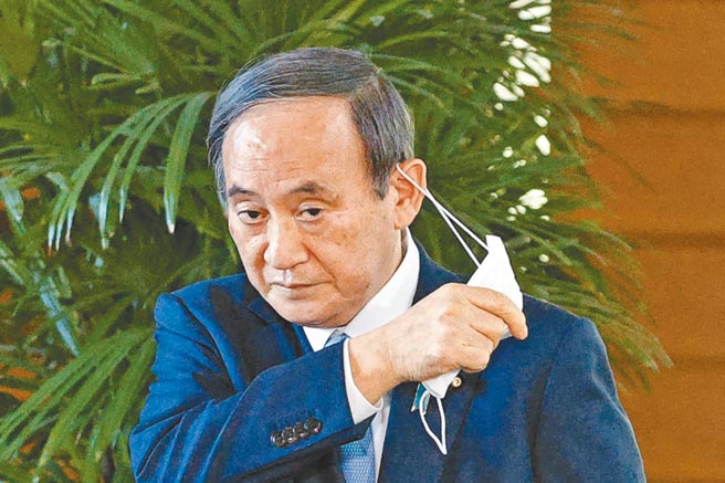 日本执政自民党在25日举行的参眾两院补选和重选中大败，3个议席全部由在野党包揽，由于本次选举被视为下届眾院选举的前哨战，这一结果对日本首相（自民党总裁）菅义伟造成打击。（美联社）