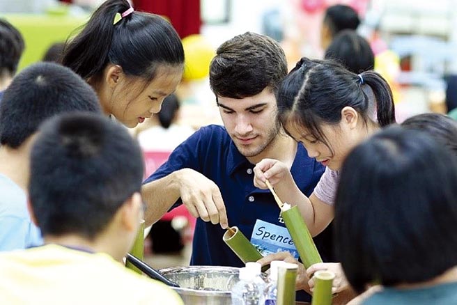 为推动双语教育政策，教育部110学年度将邀请70名美籍教学助理将投入县市政府国中小学校，营造口说式英语情境。（教育部提供／李侑珊台北传真）