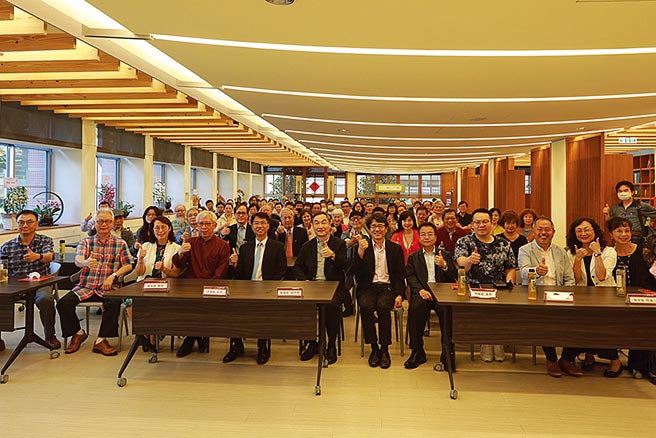 国美馆馆长梁永斐在逢甲大学推出台中首展《书艺无界》创作展，开幕仪式展现高人气。（逢大游翰堂汉字文化中心提供／陈淑芬台中传真）