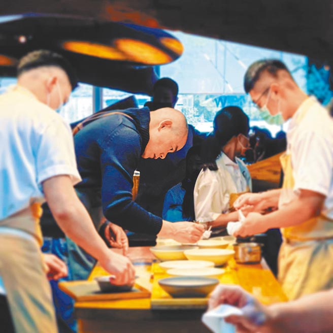 米其林名廚（中）江振誠開設的餐廳「RAW」爆出食安疑慮。（摘自RAW粉絲專頁）
