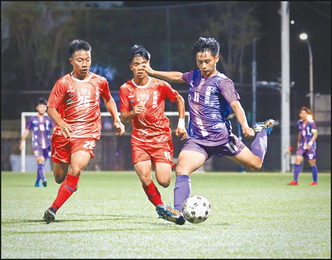 陳子翔（右）在延長賽中，視隊友的傳球為最後一顆球，憑著衝勁直接往前踢進球門。（Wecango365足跡工程提供／羅亦晽花蓮傳真）