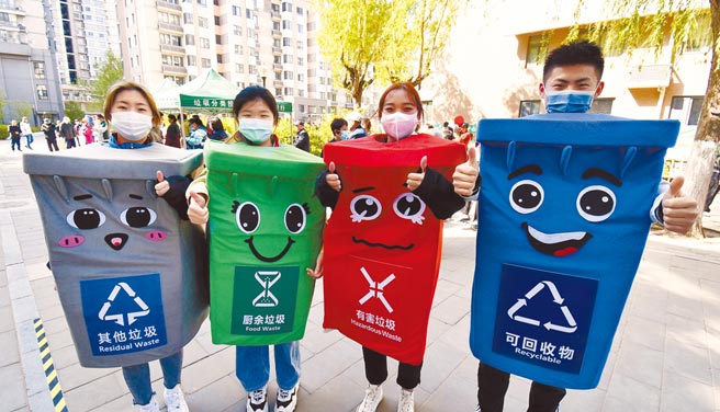 近日垃圾分类志愿者在北京金隅丽港城社区参加垃圾分类宣传活动。（新华社）