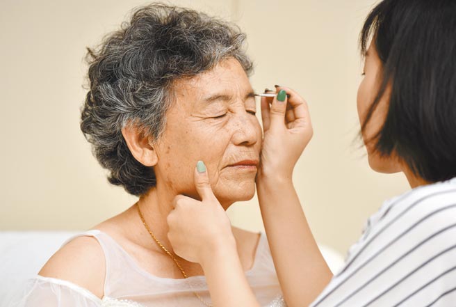 大陆的老年人更加注重形象，加上退休时间多，逐渐成为美容业消费主力。图为天津一名70岁长者在化妆。（新华社）