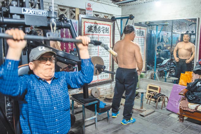 大陆的顏值经济从脸部到全身，从年轻人到老年人。图为北京的老年人健身房。（新华社）
