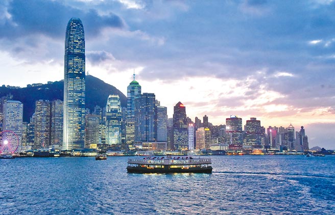 香港与新加坡将重启旅游泡泡。图为香港维多利亚港。（中新社）
