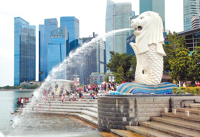 香港与新加坡将重启旅游泡泡。图为新加坡鱼尾狮公园。（中新社）