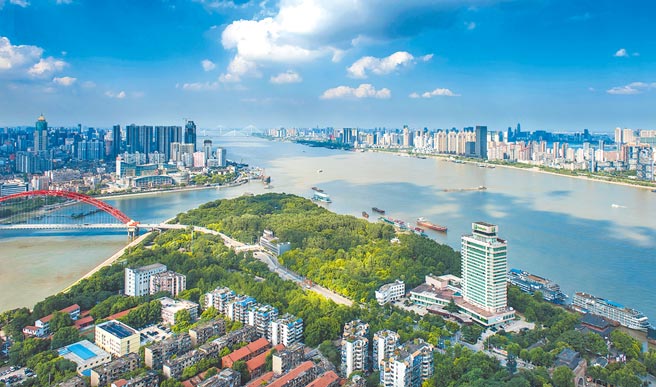 大陆已有27个省市揭晓第1季GDP数据，湖北年增速58.3％，增速排名第一。图为湖北武汉市的一角。（新华社）