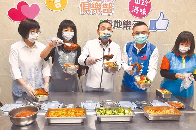 新北市长侯友宜（中）26日上午出席林口区东势市场银髮俱乐部3.0启用典礼。（叶书宏摄）