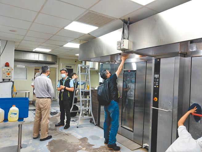 知名连锁品牌「路易莎咖啡」位在三重的麵包工厂，22日发生8名劳工一氧化碳中毒意外；新北市劳检处26日2度前往稽查，勒令业者立即停用相关烘焙设备。（新北市劳工局提供／许哲瑗新北传真）