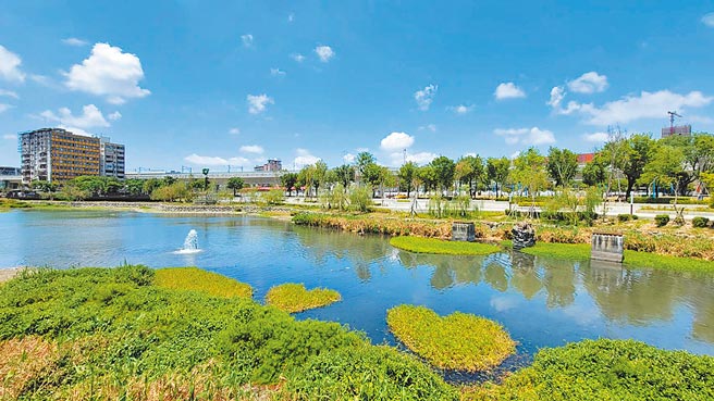 台中市府因应星泉湖枯水期，引回收水稳定水位，守护鸟类、鱼类等生物的栖息环境。（台中市府提供／卢金足台中传真）