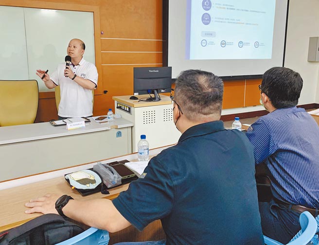 云豹能源公司计画在嘉义县东石乡、六脚乡盖22部风力发电机，日前业者举办座谈会，对外说明投资案内容。（本报资料照片）