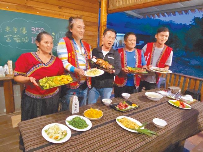 嘉義縣阿里山鄉茶山村用涼亭文化推行地方創生，用友善農法種小米、產製苦茶油等作物，在這裡生活或旅遊彷彿進入世外桃源。圖為嘉義縣長翁章梁（右三）推薦茶山友善農作的風味餐。（廖素慧攝）