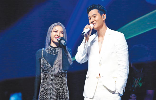Jolin（左）昨首邀周兴哲担任嘉宾。（陈俊吉摄）