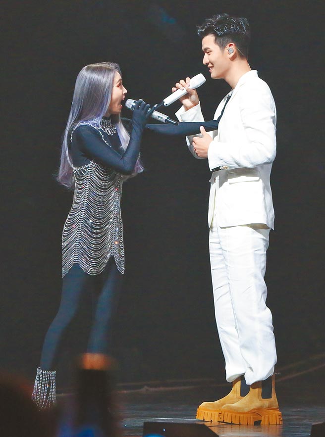 Jolin（左）昨大方将手贴上周兴哲的胸腔。（陈俊吉摄）