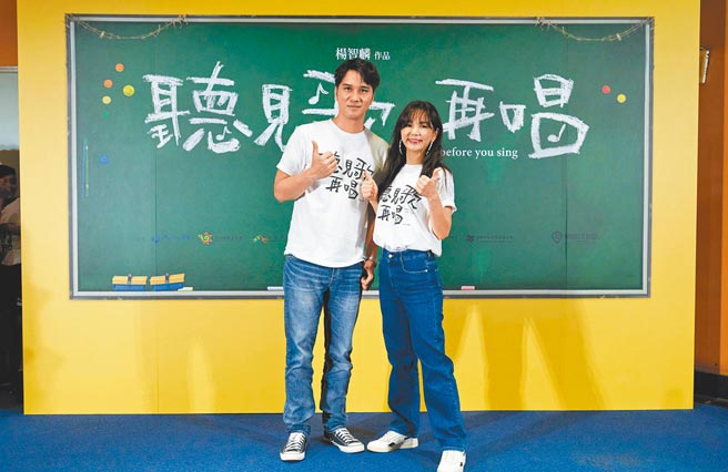 Ella（右）和马志翔主演的电影《听见歌 再唱》票房丰收，她却因失言惹怒布农族。（摘自脸书）