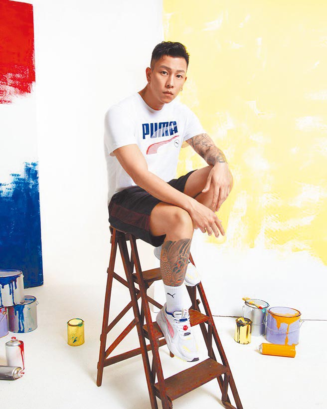 PUMA邀嘻哈男神E.SO瘦子代言，吸引粉丝追捧。板桥大远百PUMA RS-X Decor8鞋款3980元，现有2件8折。（远百提供）