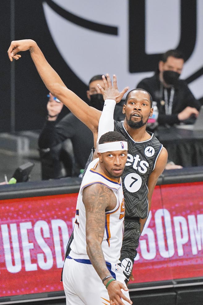 篮网前锋杜兰特（后）与太阳前锋克雷格同时看着杜兰特这记三分球破网。（美联社）