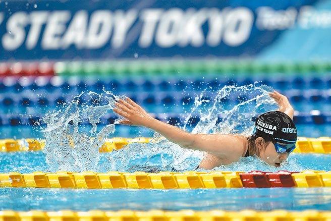 东京奥运开幕倒数不到3个月，官方公布的更新版竞赛规定，决定取消入境先隔离14天的规定。图为东京帕运游泳测试赛，选手卖力表现的模样。（美联社）