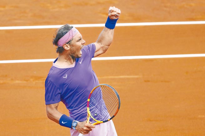 歷经3小时38分钟的漫长3盘大战，纳达尔终于拿下巴塞隆纳网赛男单冠军。（美联社）