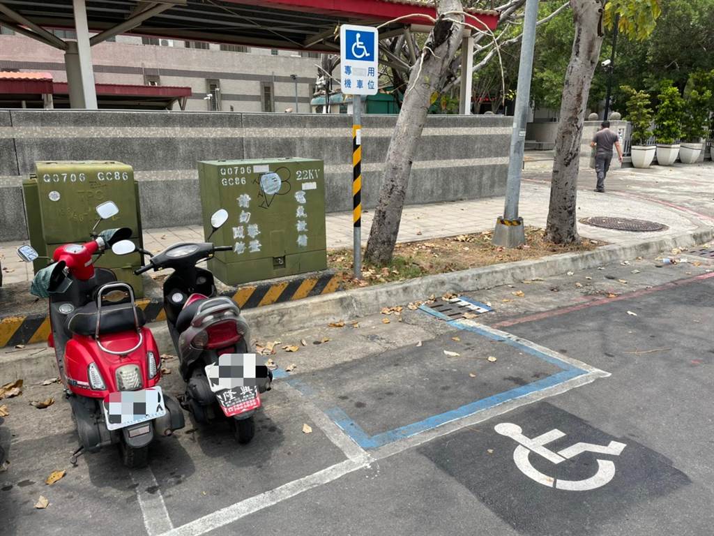 高雄郭姓女子領有身心障礙手冊，將車輛停於殘障機車停車格，卻被警方開罰1200元紅單，郭女不服提出行政訴訟，但法官認為郭女騎乘普通機車，並沒有合法改裝成殘障車輛，不能停於殘障車位，因此駁回郭女訴訟，可上訴。（圖／洪浩軒提供）