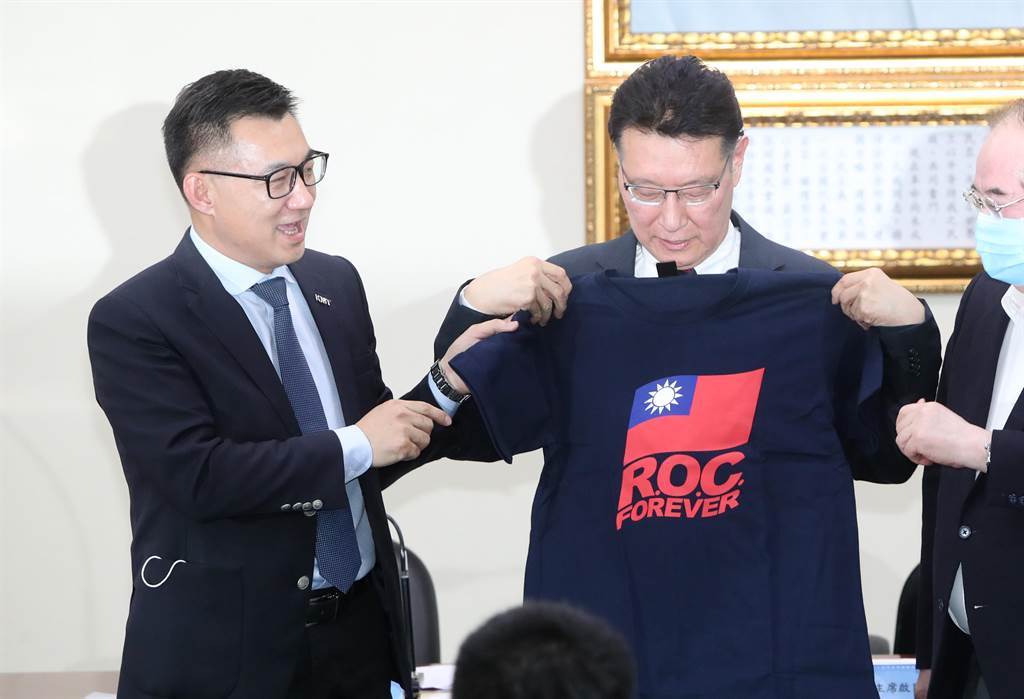 國民黨主席江啟臣（左）在演講後特別贈送一件繡有中華民國國旗的T恤，寫著永遠的中華民國英文字樣，表達感激之意。（鄭任南攝）