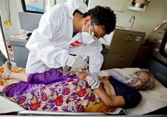 發高燒喘不過氣還要救病患 印度醫學系學生慘被當炮灰