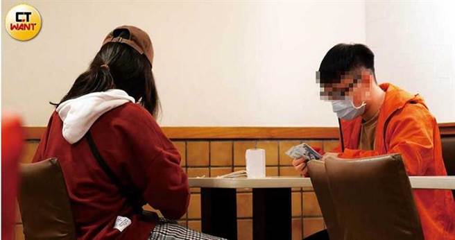 持修20分钟内接连与3位卡牌卖家面交，还应邀比讚合照，非常亲切。（图／本刊摄影组）