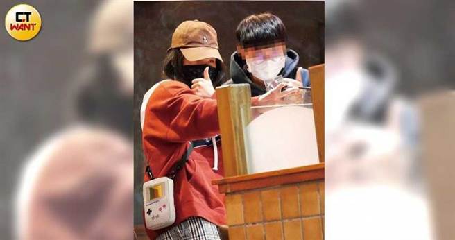 持修20分钟内接连与3位卡牌卖家面交，还应邀比讚合照，非常亲切。（图／本刊摄影组）