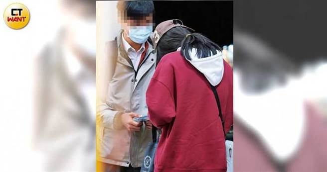 持修20分钟内接连与3位卡牌卖家面交，还应邀比讚合照，非常亲切。（图／本刊摄影组）