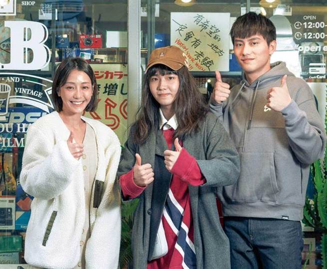 多才多艺的持修，为自己创作的歌曲〈用破碎的心修好破碎的心〉担任MV导演，找来金马奖得主谢欣颖（左）和范少勋（右）一同演出。（图／野声音娱乐提供）